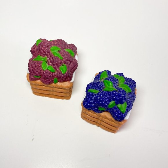 Salt and Pepper Shakers Baskets of Grapes - Picture 2 of 3